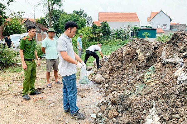 Lực lượng chức năng khám nghiệm hiện trường, xác định số chất thải đã chôn lấp tại ao.