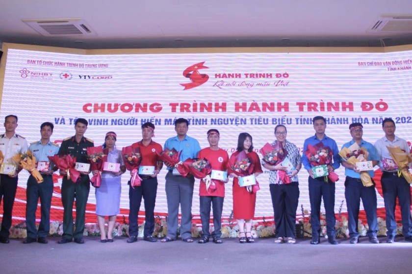 Tri ân các cá nhân, tập thể tiêu biểu tham gia Chương trình Hành trình đỏ năm 2024. Nguồn: Báo Khánh Hòa