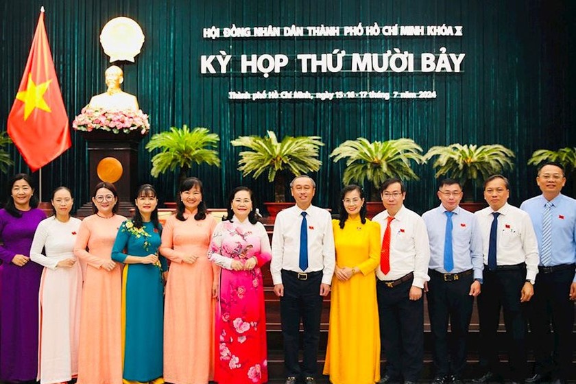 Các đại biểu chụp ảnh lưu niệm tại phiên bế mạc Kỳ họp thứ 17 - HĐND TP HCM khóa X, nhiệm kỳ 2021-2026. 