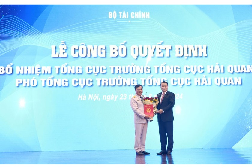 Thứ trưởng Bộ Tài chính Nguyễn Đức Chi (phải) trao Quyết định, tặng hoa chúc mừng tân Tổng cục trưởng Nguyễn Văn Thọ. (Ảnh: Quang Hùng - Hải quan Online) 