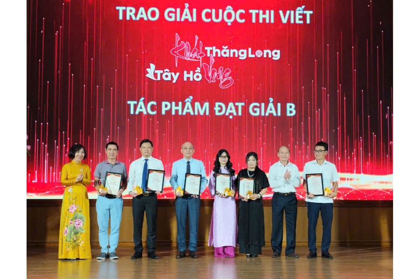 Phóng viên Lê Võ Nguyệt Thương (áo dài đen bên phải) giành giải B cuộc thi viết “Khát vọng Tây Hồ - Khát vọng Thăng Long” năm 2024