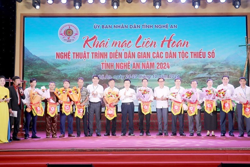 Ban tổ chức trao cờ lưu niệm và hoa cho các đội tham gia hội thi.