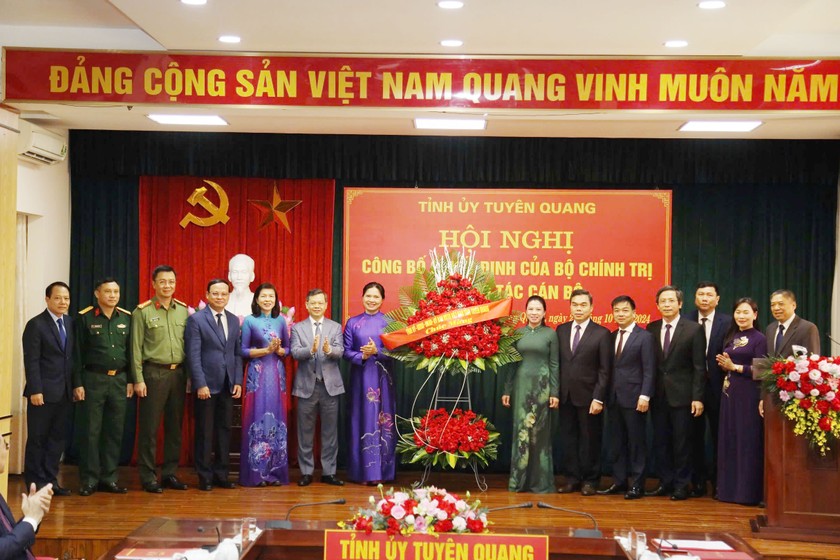 Các lãnh đạo tỉnh Tuyên Quang chúc mừng tân Bí thư Tỉnh uỷ Hà Thị Nga.