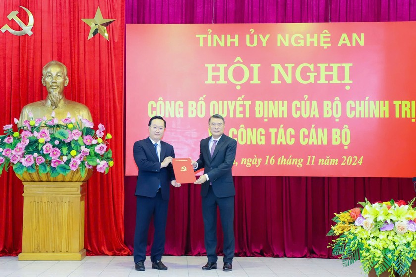 Ông Lê Minh Hưng - Ủy viên Bộ Chính trị, Bí thư Trung ương Đảng, Trưởng Ban Tổ chức Trung ương trao Quyết định của Bộ Chính trị chuẩn y giữ chức Bí thư Tỉnh ủy Nghệ An cho ông Nguyễn Đức Trung.