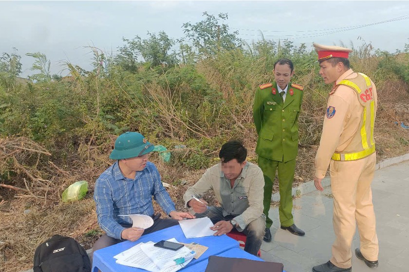 Lực lượng chức năng cho lái xe ký cam kết đảm bảo chấp hành nghiêm các quy định về vận chuyển dăm gỗ.