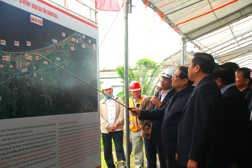 Thủ tướng Phạm Minh Chính đề nghị Quảng Ngãi tập trung cao độ để hoàn thành dự án. (Ảnh: Công Huy).