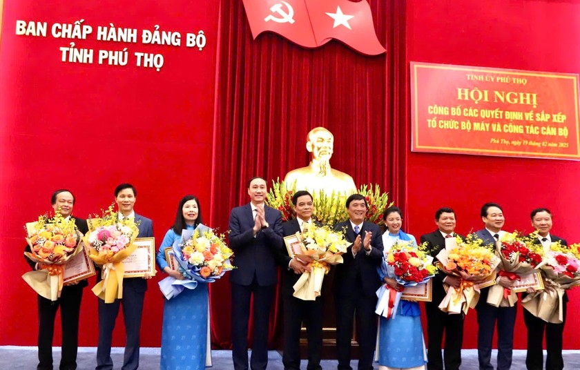 Tỉnh ủy Phú Thọ khen thưởng 8 cá nhân tiên phong, gương mẫu trong thực hiện sắp xếp, tinh gọn tổ chức bộ máy theo Nghị quyết số 18-NQ/TW. Ảnh: Nguyên An