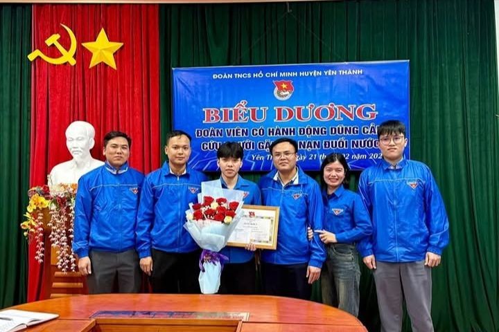 Huyện đoàn Yên Thành biểu dương và trao giấy khen cho em Trần Đức Lương vì có hành động dũng cảm cứu người đuối nước.