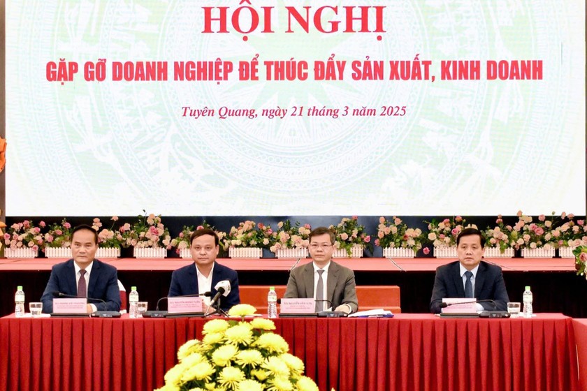 Các đại biểu chủ trì Hội nghị