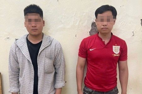 Đối tượng Trương Công Tuyến (Áo đỏ) và Trần Ngọc Châu.