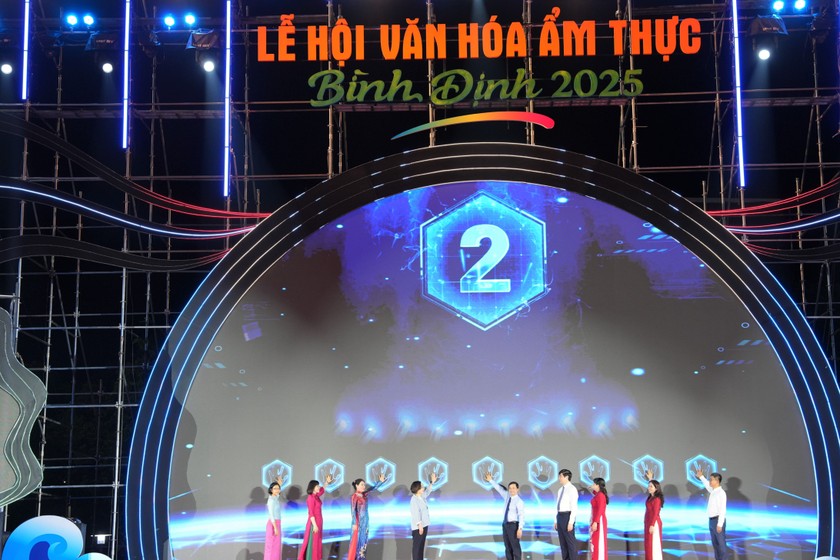 Đại biểu bấm nút khai mạc Lễ hội Văn hóa Ẩm thực lần thứ II