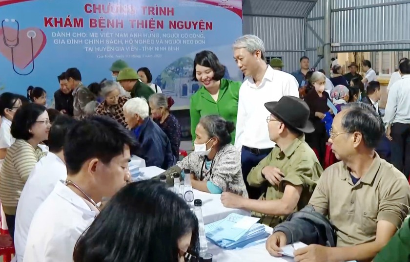 Đông đảo người dân đến khám bệnh.