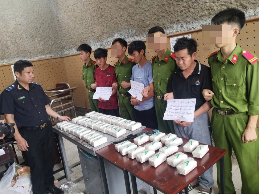 Các đối tượng và tang vật. (Ảnh: P.Đ)
