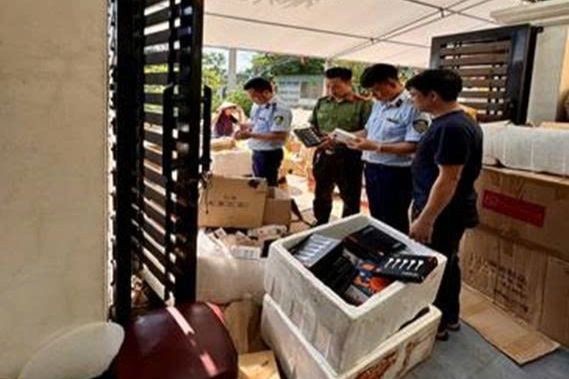 Đoàn kiểm tra cơ sở kinh doanh đồ gia dụng trên địa bàn. Ảnh: Chi cục quản lý thị trường tỉnh Ninh Bình. 