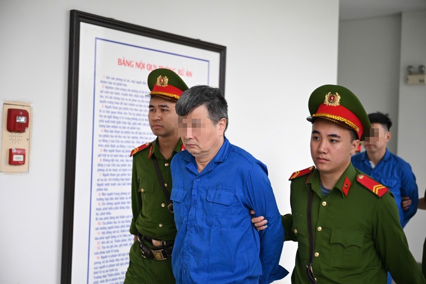 Dẫn giải bị cáo vào tòa.