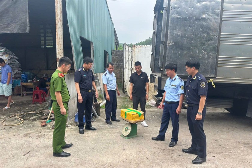 Các lực lượng chức năng tiến hành kiểm đếm hàng hóa.
