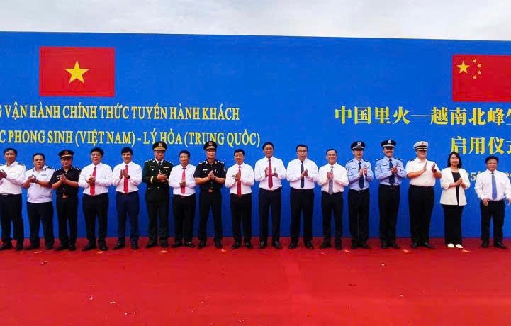 Đại biểu chính quyền hai địa phương tại Lễ vận hành chính thức tuyến hành khách xuất nhập cảnh Lối thông quan Bắc Phong Sinh (Việt Nam) - Lý Hỏa (Trung Quốc).