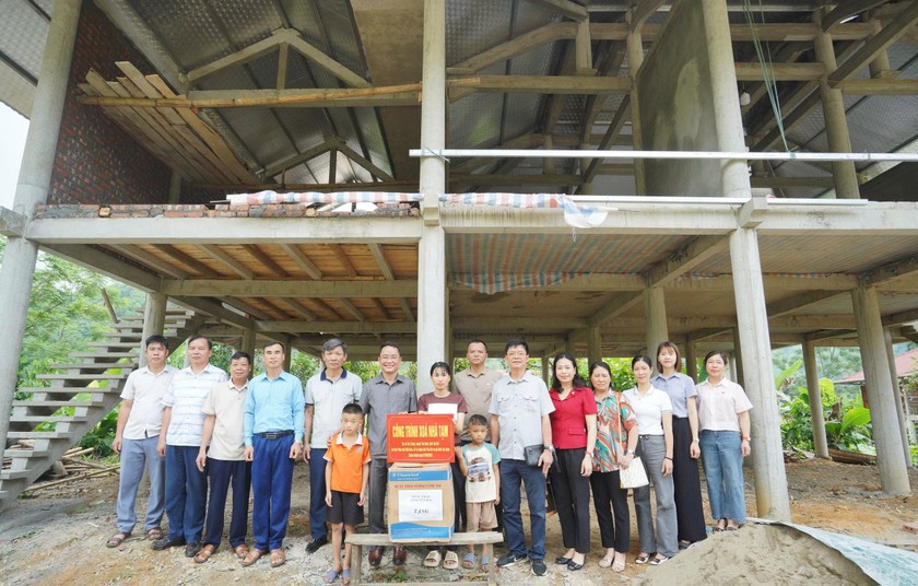 Báo Pháp Luật Việt Nam cùng Sở Tư pháp hỗ trợ gia đình chị Đặng Thị Hưởng xóa nhà tạm.