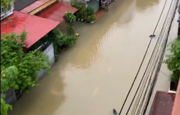 Hình ảnh ngập lụt trên đường phố ở TP Thái Nguyên (tỉnh Thái Nguyên).