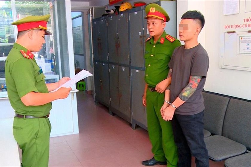 Lực lượng Công an công bố quyết định tạm giữ đối tượng Võ Quốc Việt.