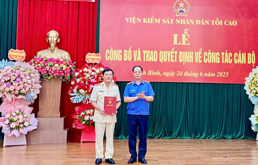Tân Viện trưởng Viện Kiểm sát nhân dân tỉnh Ninh Bình Phạm Ngọc Cảnh (bên phải) nhận Quyết định bổ nhiệm.