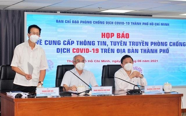 Lãnh đạo TP HCM trao đổi thông tin trong buổi họp báp về tình hình dịch bệnh tại TP HCM sáng 20/8. Ảnh: TTBC TPHCM.