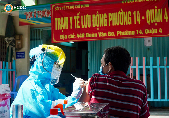 Người dân quận 4, TP HCM tiêm vaccine trong đợt cao điểm tiêm chủng phòng COVID-19. Ảnh: HCDC.