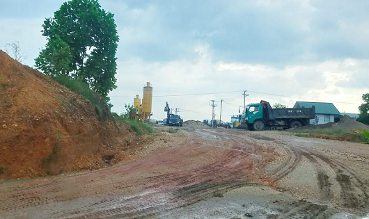 Trạm trộn bê tông của Công ty TNHH Tuổi Trẻ Khai Quang trái phép tại khu vực đồi Hiệp Thuận.