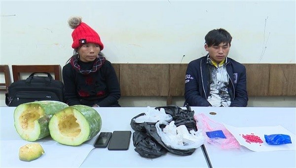 Hai đối tượng Mùa A Pàng (bên phải, sinh năm 2000) và Mùa Thị Mang (sinh năm 1984), cùng trú tại xã Nặm Khắt, huyện Mù Căng Chải, tỉnh Yên Bái cùng tang vật tại cơ quan công an. Ảnh: TTXVN.