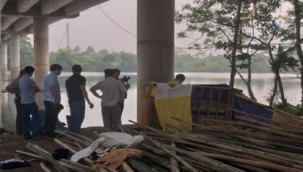 Cơ quan chức năng tiến hành trục vớt, khám nghiệm thi thể nạn nhân.
