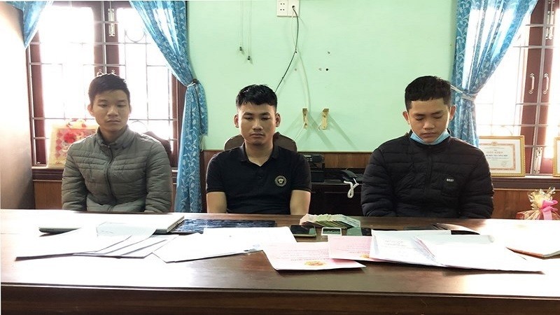 Các đối tượng tại cơ quan công an.