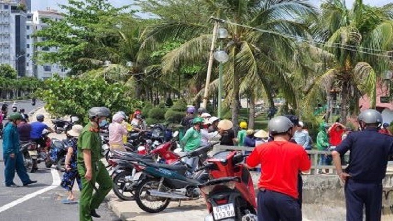 Lực lượng chức năng phong tỏa hiện trường, điều tra nguyên nhân vụ việc.