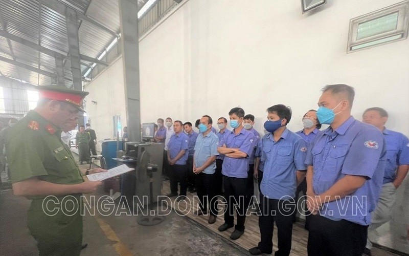 Cơ quan CSĐT Công an tỉnh Đồng Nai công bố lệnh bắt, khám xét nơi làm việc của các đối tượng tại Trung tâm đăng kiểm 60-04D (Ảnh: Công an Đồng Nai).