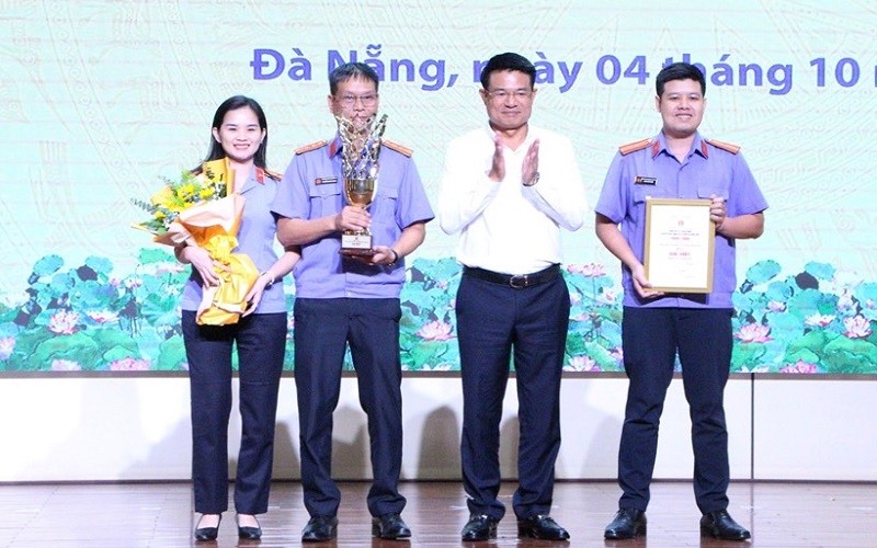 Đồng chí Nguyễn Huy Tiến - Viện trưởng VKSND tối cao trao giải Nhất tặng đội thi VKSND TP Hà Nội.