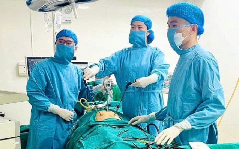 Các bác sĩ tại Trung tâm Y tế huyện Phù Ninh (tỉnh Phú Thọ) thăm khám, phẫu thuật cho bệnh nhân.