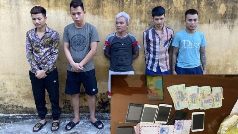 Các đối tượng cùng tang vật tại cơ quan Công an (Ảnh: Công an Thanh Hóa)