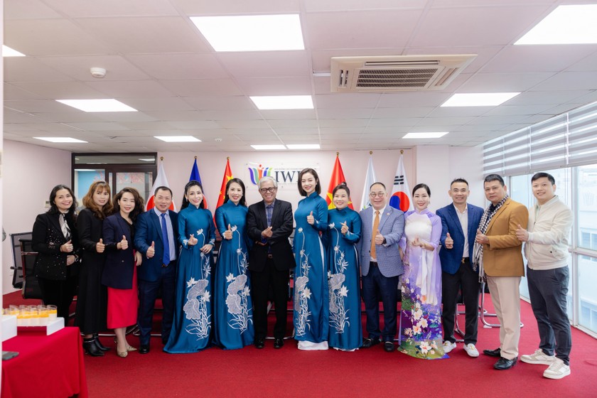 Các khách mời chụp ảnh lưu niệm cùng lãnh đạo Hội đồng Nữ Doanh nhân Quốc tế (IWEC).