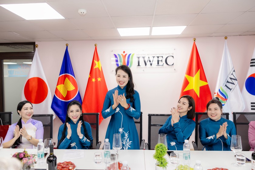 Bà Lê Thị Minh Hoa – Chủ tịch IWEC (ở giữa).
