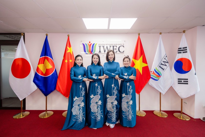 Bà Lê Thị Minh Hoa – Chủ tịch IWEC, cùng các Phó Chủ tịch.
