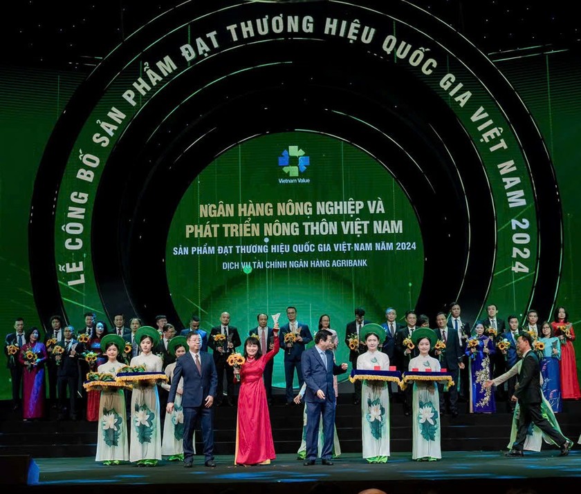 Bà Phùng Thị Bình - Phó Tổng Giám đốc Agribank lên nhận biểu trưng Thương hiệu Quốc Gia 2024 cho Thương hiệu và sản phẩm dịch vụ của Agribank.