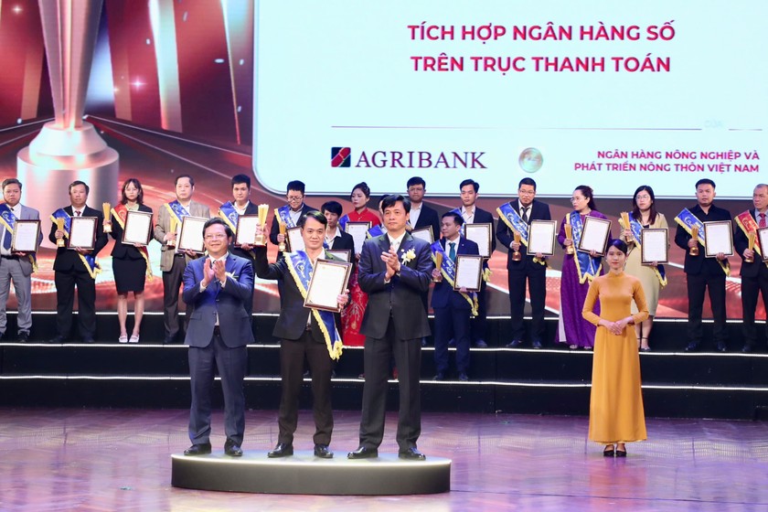 Đại diện Agribank lên nhận Giải thưởng Sao Khuê 2024 cho Hệ thống CNTT/SPDV xuất sắc trong lĩnh vực Ngân hàng Số - Tích hợp Ngân hàng số trên trục thanh toán.