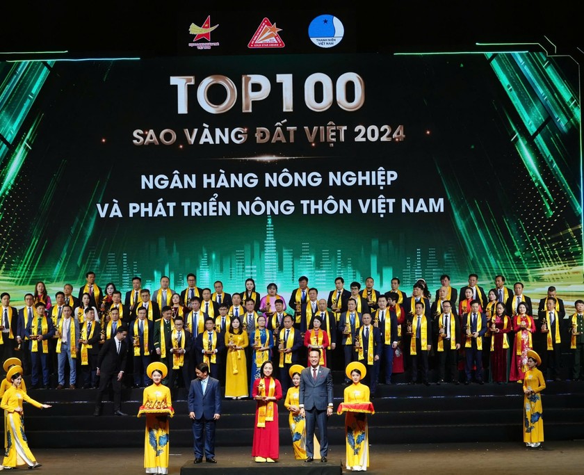 Đại diện Agribank lên nhận Giải thưởng Sao Vàng đất Việt năm 2024.
