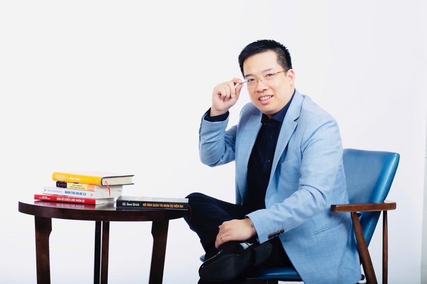 TS.Hoàng Trung Dũng - Chủ tịch Học viện Kingsman.