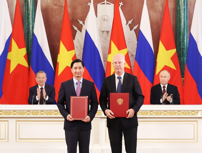 Trước sự chứng kiến của Tổng thống Nga Putin và Tổng Bí thư Tô Lâm, ông Kirill Dmitriev - Đại diện đặc biệt của Tổng thống Nga về kinh tế và đầu tư nước ngoài, Tổng Giám đốc Quỹ Đầu tư Trực tiếp Nga (RDIF) đại diện phía Nga trao đổi văn kiện hợp tác với ông Ngô Chí Dũng, Chủ tịch kiêm Tổng Giám đốc Công ty vaccine VNVC. Ảnh: Hoàng Thống Nhất