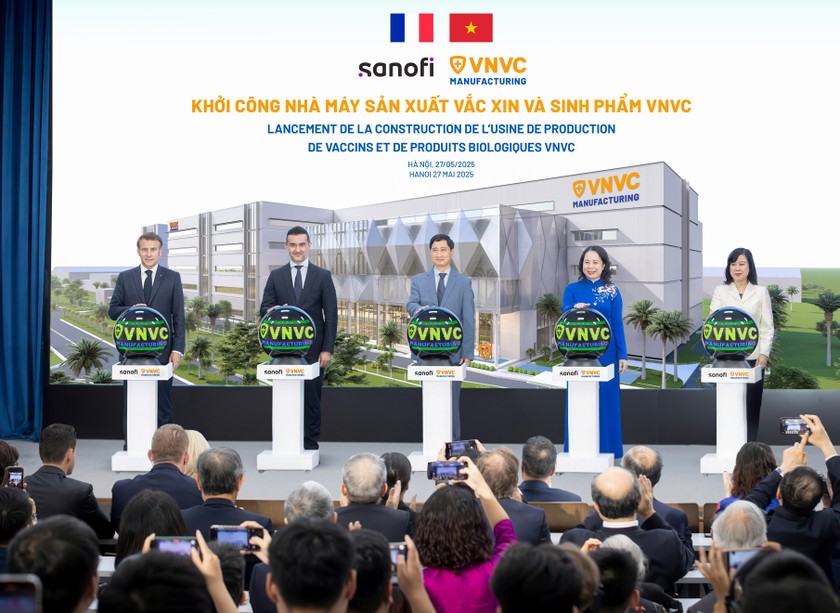 Lãnh đạo cấp cao hai nước Việt Nam và Pháp, cùng ông Burak Pekmezci - Tổng Giám đốc Sanofi Việt Nam, ông Ngô Chí Dũng - Chủ tịch HĐQT kiêm Tổng Giám đốc Công ty Vaccine VNVC bấm nút khởi công xây dựng Nhà máy Vaccine và Sinh phẩm VNVC. Ảnh: Hải Nam