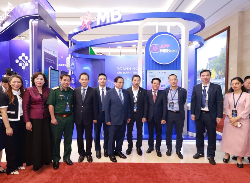 Đại diện MB vinh dự đón Thủ tướng chính phủ thăm gian hàng công nghệ. Ảnh: MBBank