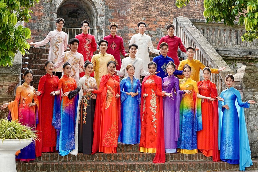 Thủy Lê với “Lưu Dấu Ngàn Năm” lại khơi gợi chiều sâu lịch sử Hà Nội qua gam màu trầm mặc, họa tiết rêu phong và lối thiết kế cổ điển sang trọng.