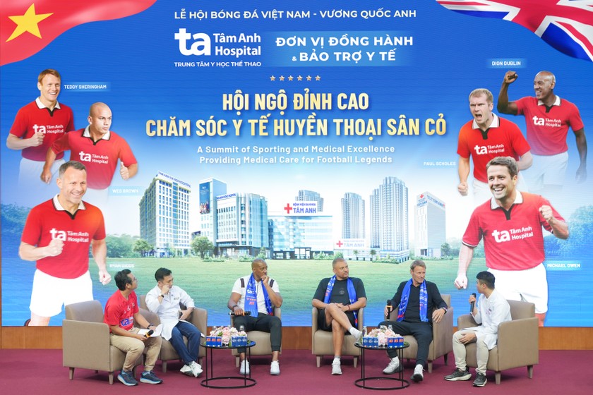 Các huyền thoại Manchester Reds giao lưu với người hâm mộ và bất ngờ trước hệ thống máy móc công nghệ y học thể thao đỉnh cao tại Bệnh viện Đa khoa Tâm Anh TP.HCM. Ảnh: Bệnh viện Đa khoa Tâm Anh