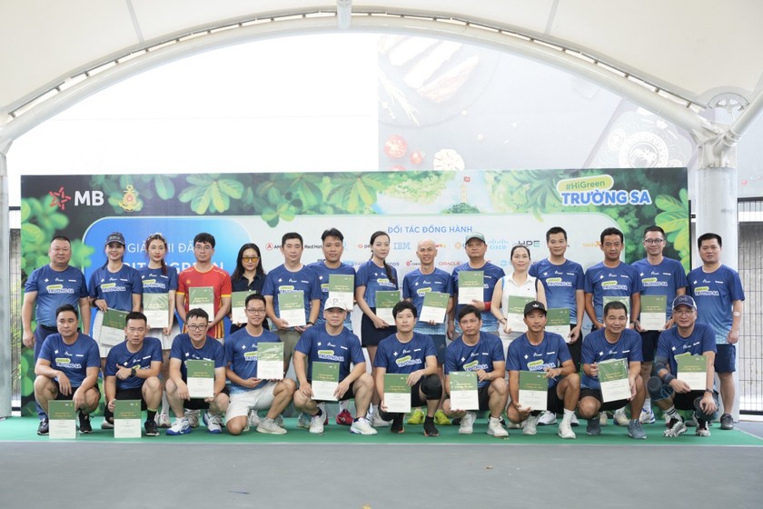 Đại diện MB cùng các tập đoàn, đối tác trong nước và quốc tế tham gia Giải đấu MBIT HiGreen Pickleball 2025. Ảnh: MB