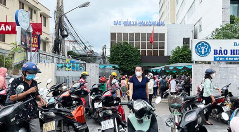 Người dân đến nhận tiền hỗ trợ